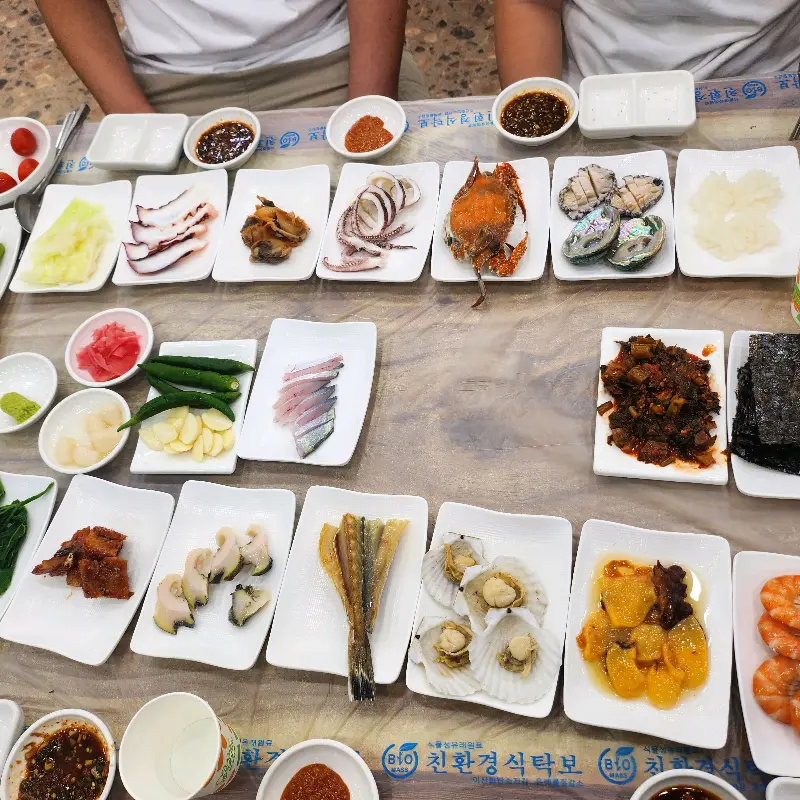 다채로운 해산물 스끼다시 한 상 차림