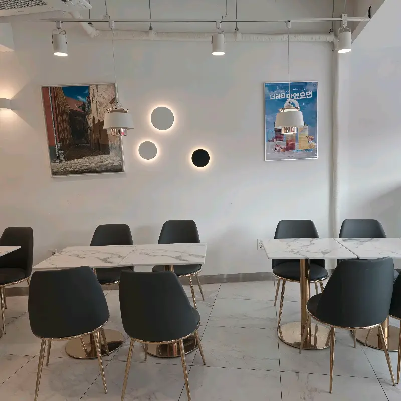 깔끔하고 아늑한 매장 내부