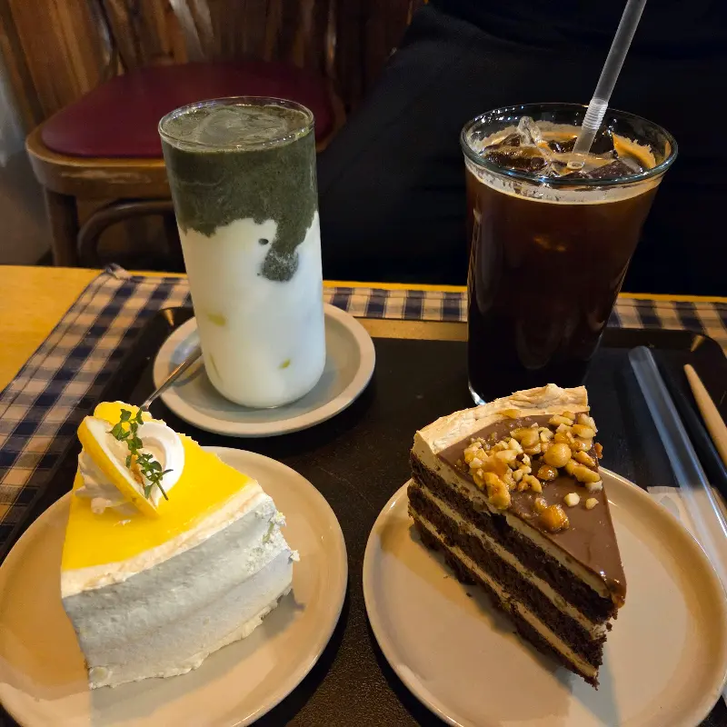 쑥 라떼와 레몬 케이크