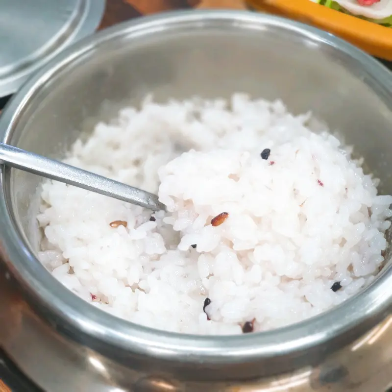 윤기가 흐르는 갓 지은 돌솥밥