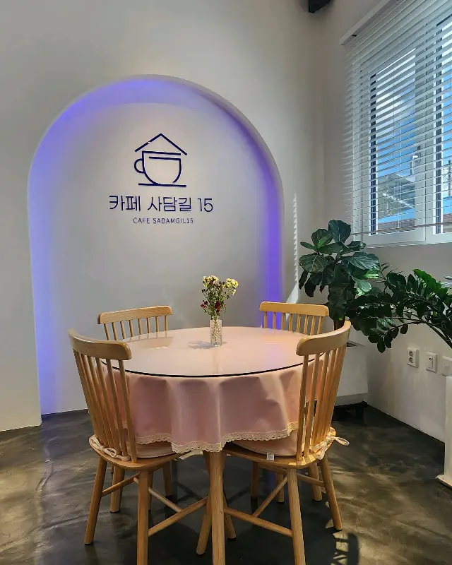 카페 사담길15 내부 테이블