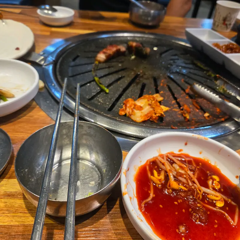 불판 위의 삼겹살