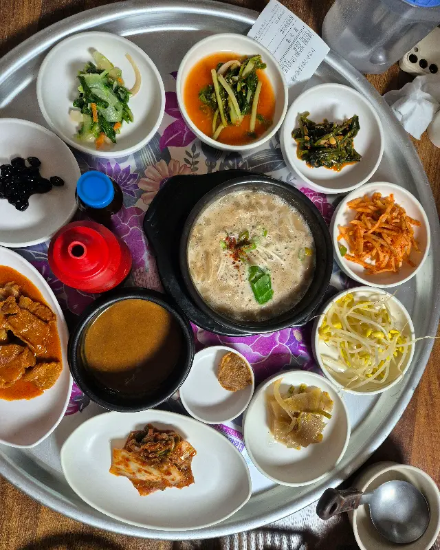 다양한 나물 반찬과 청국장이 담긴 쟁반