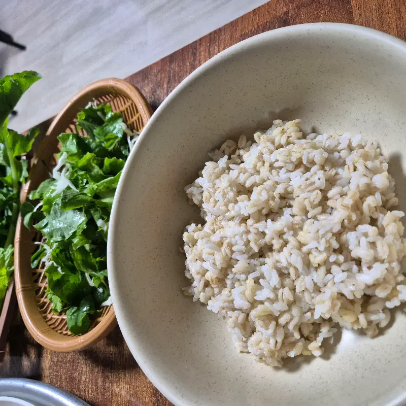 윤기가 흐르는 보리밥과 싱싱한 쌈 채소