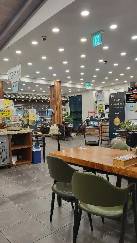 넓고 깨끗한 식당 내부