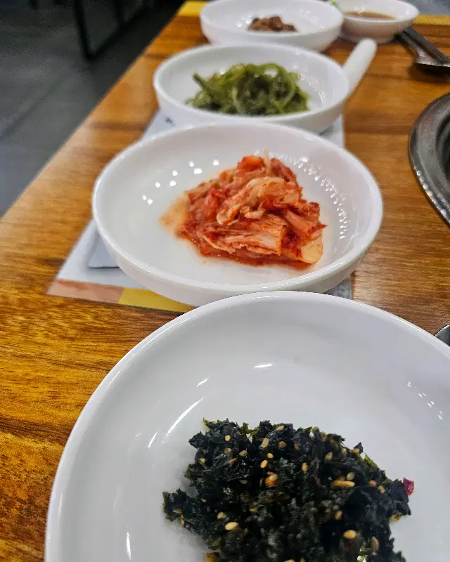 정갈하게 담겨 나온 밑반찬