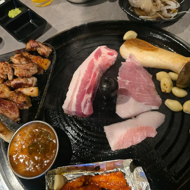 다 익은 삼겹살과 곁들임