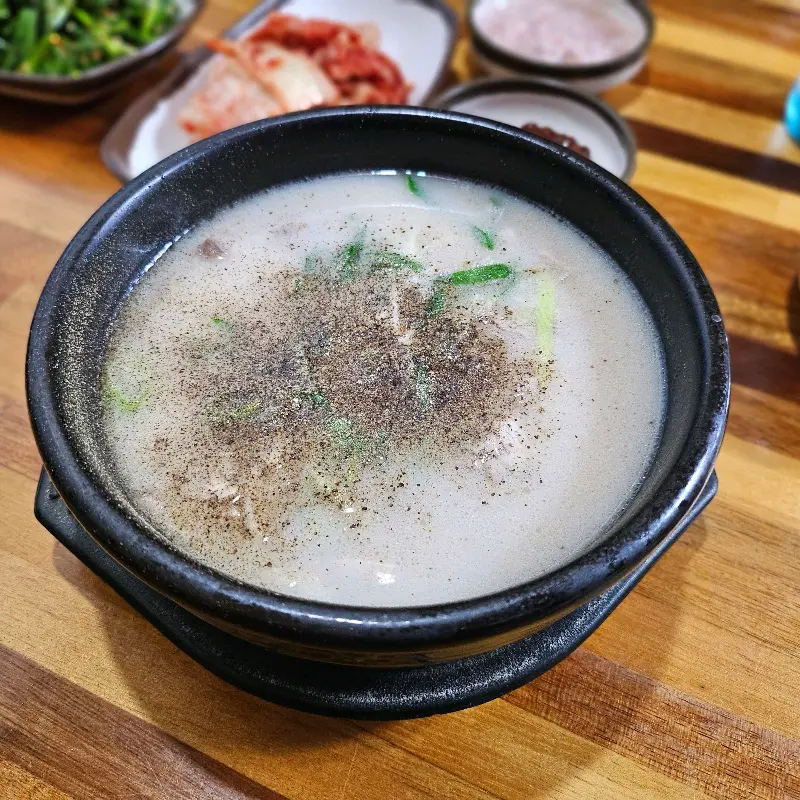 후추가 뿌려진 돼지국밥
