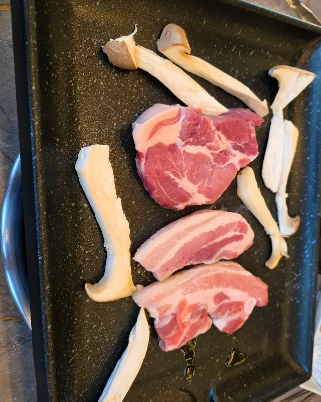 불판 위의 목살과 버섯