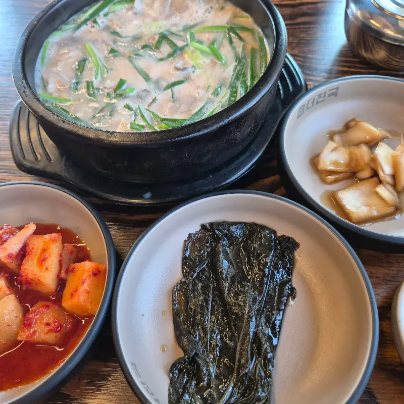 수육국밥과 정갈한 밑반찬