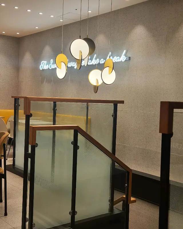 계단 옆 벽면 네온사인