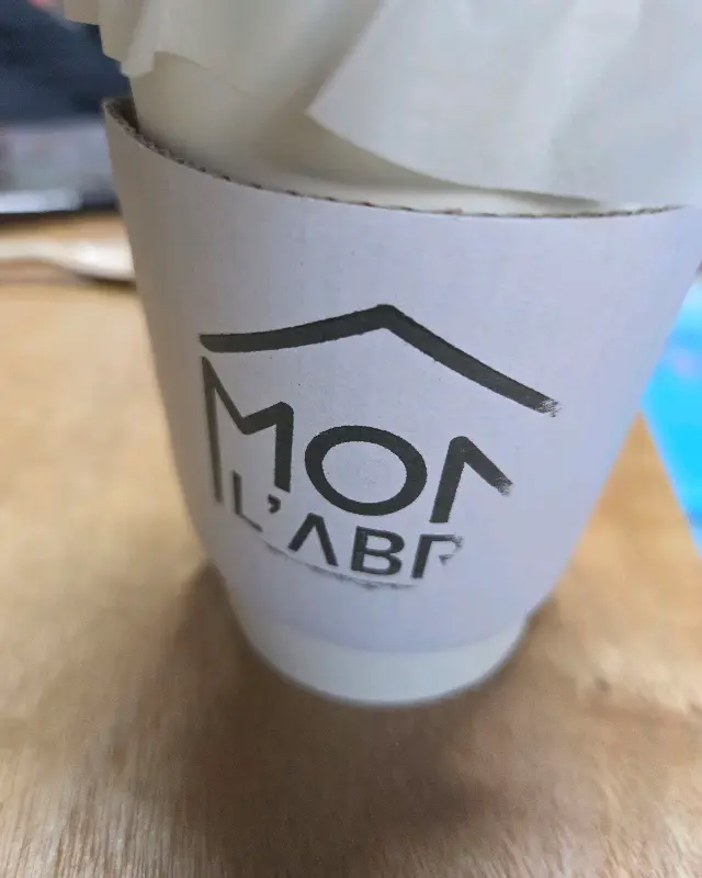 카페 컵홀더에 적힌 몬라브리 로고