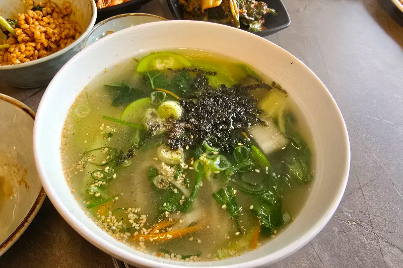 푸짐하게 차려진 칼국수 한 상