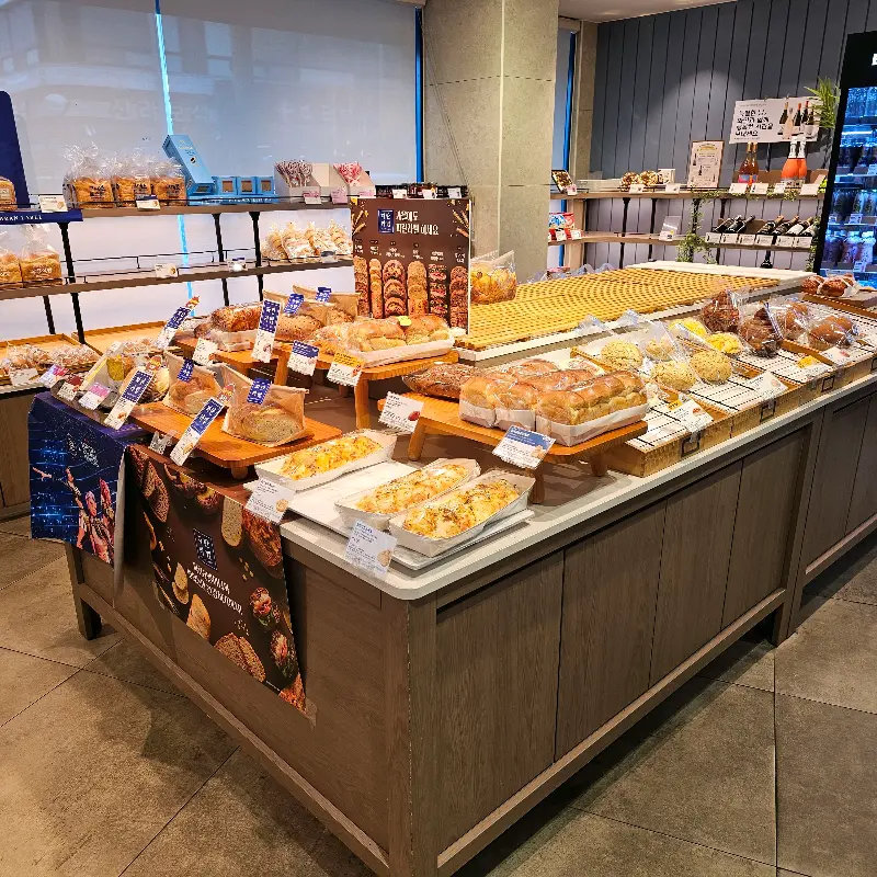 다양한 빵이 진열된 매대