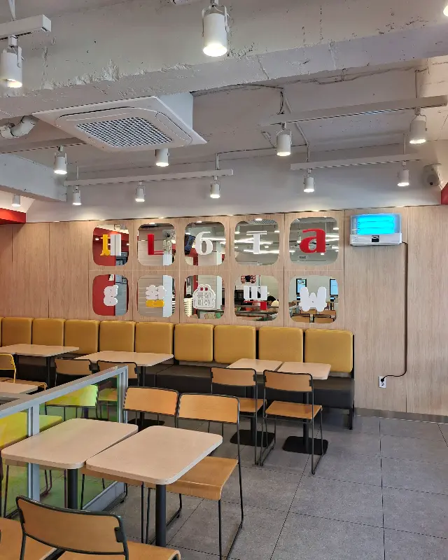 깔끔하고 넓은 롯데리아 덕천점 내부