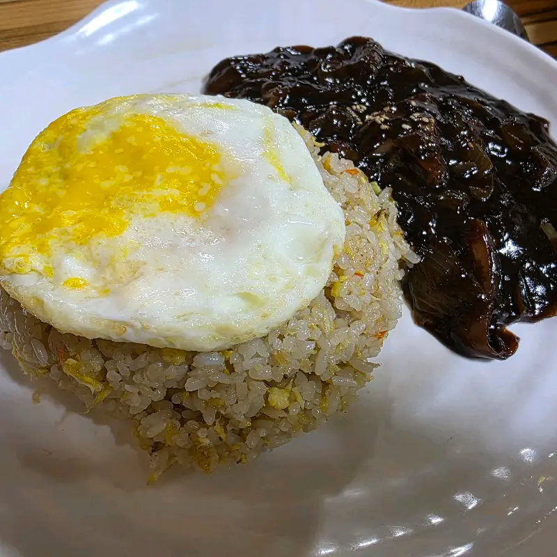 짜장 소스가 듬뿍 올라간 볶음밥