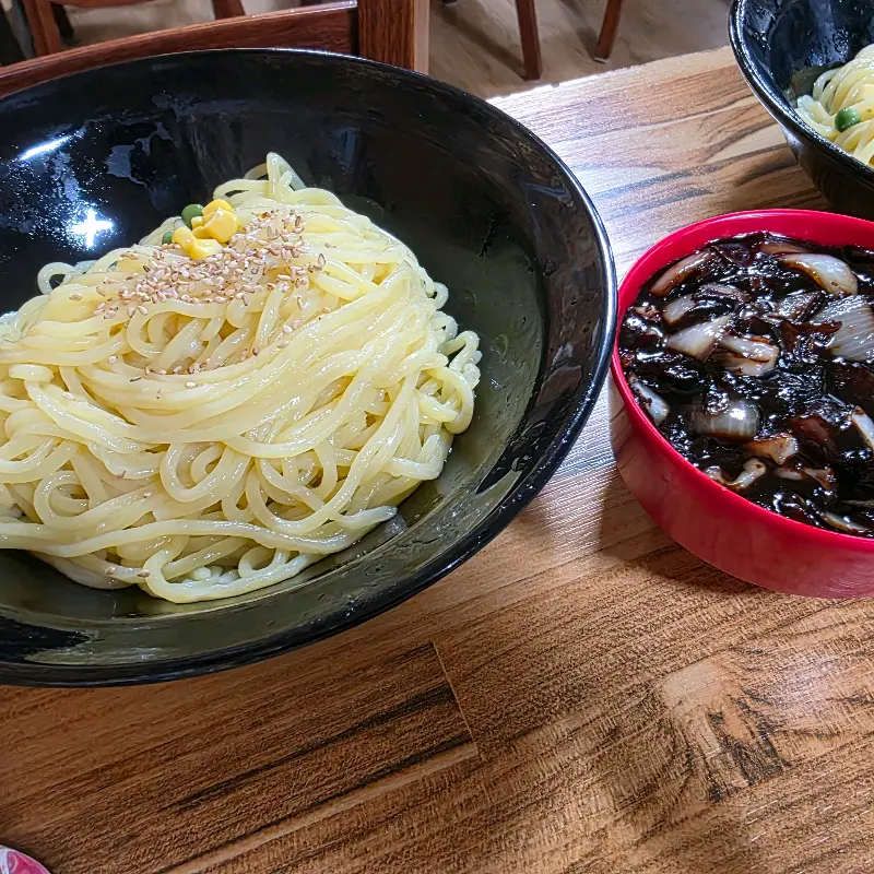탱글탱글한 면발이 돋보이는 짜장면