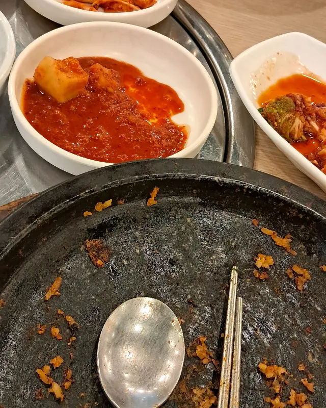 깔끔하게 비워진 돌판과 반찬 그릇