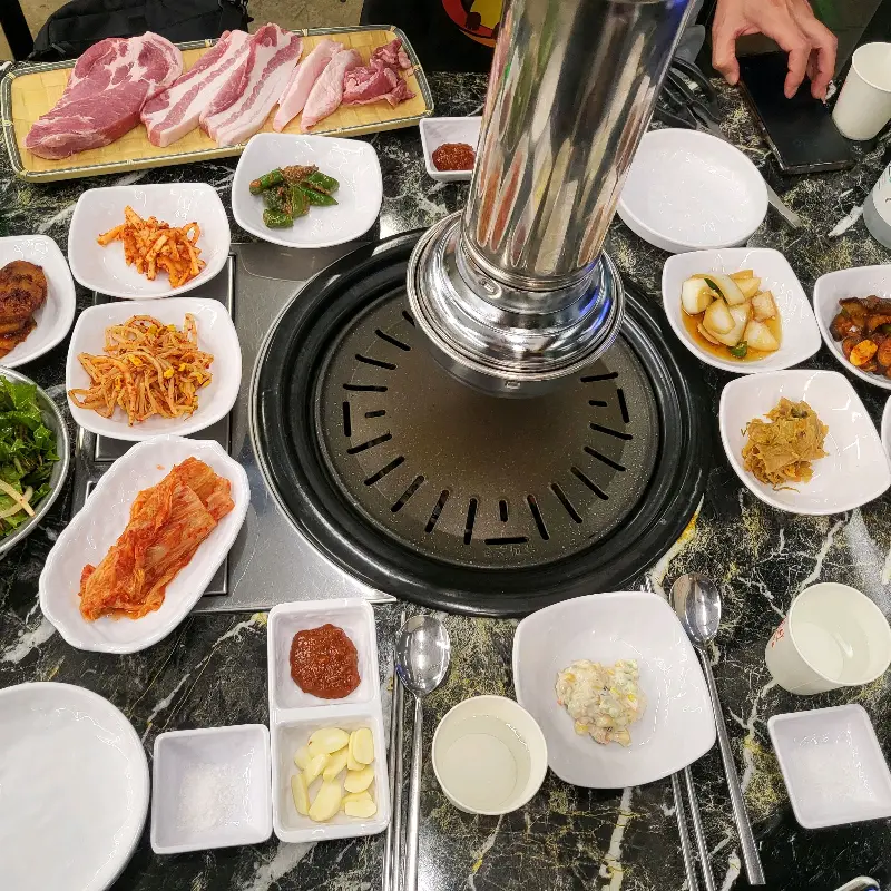 테이블 가득 차려진 풍성한 한 상