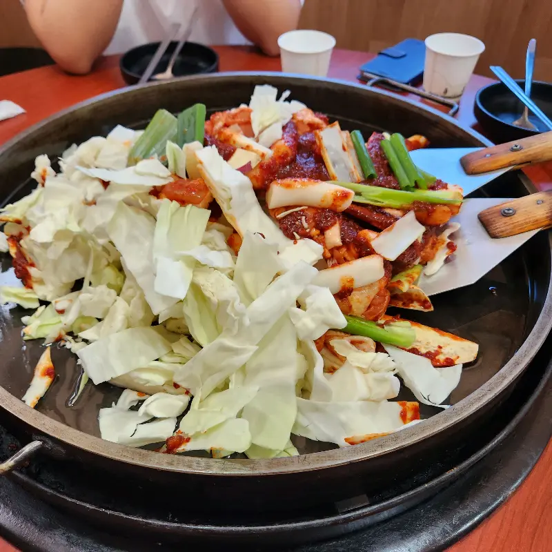 닭갈비 재료가 철판 위에 푸짐하게 담긴 모습