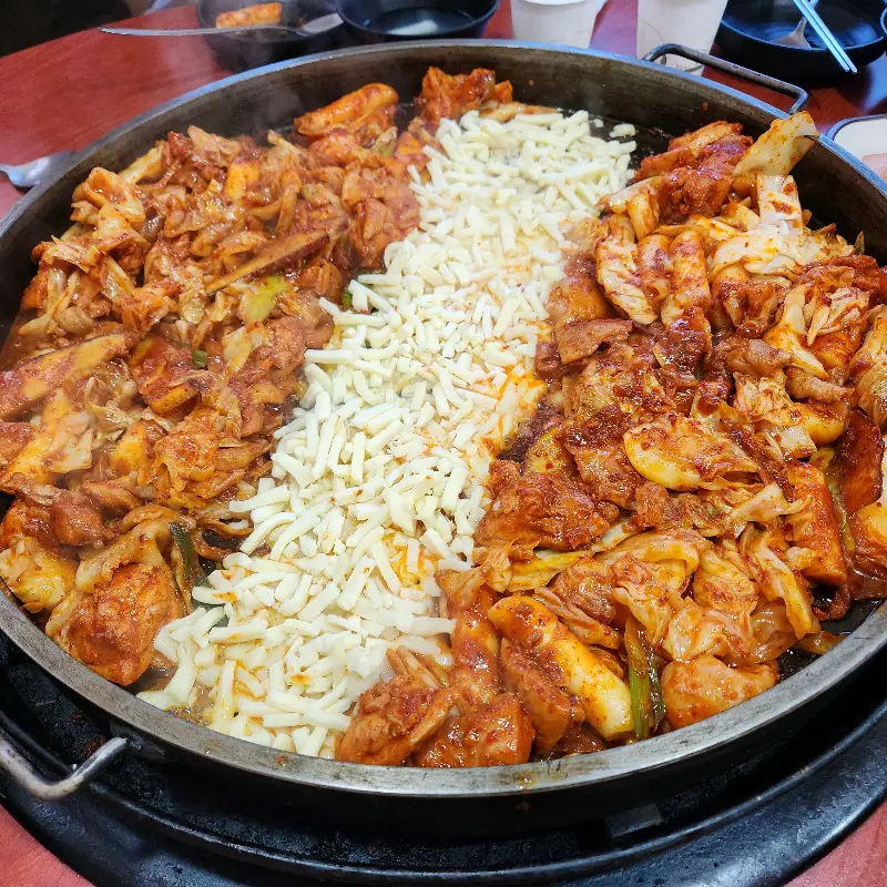 닭갈비와 치즈의 황홀한 만남