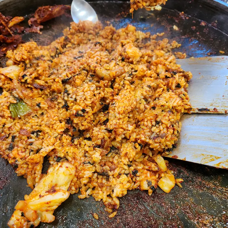 볶음밥이 철판 위에서 맛있게 볶아지는 모습