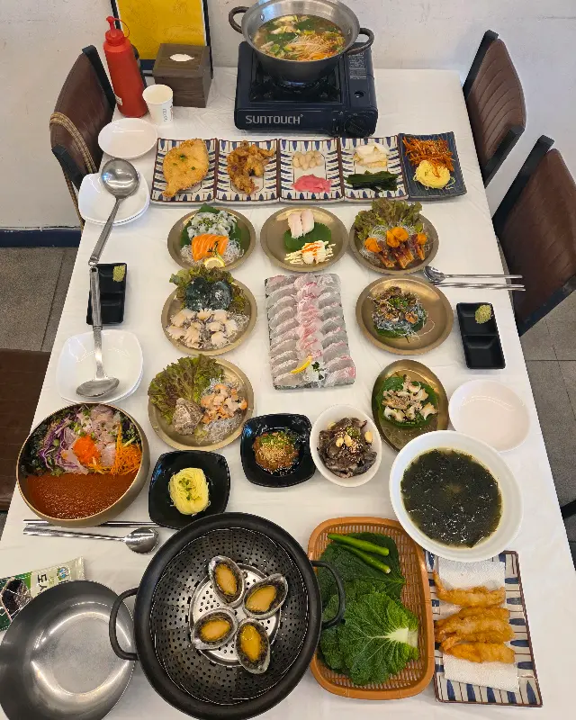 어방가의 푸짐한 상차림