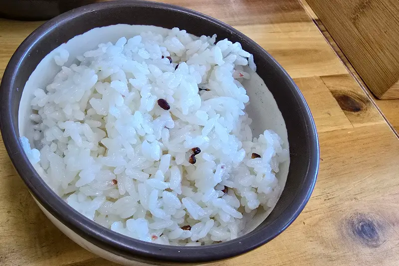 밥그릇에 담긴 밥 클로즈업 사진