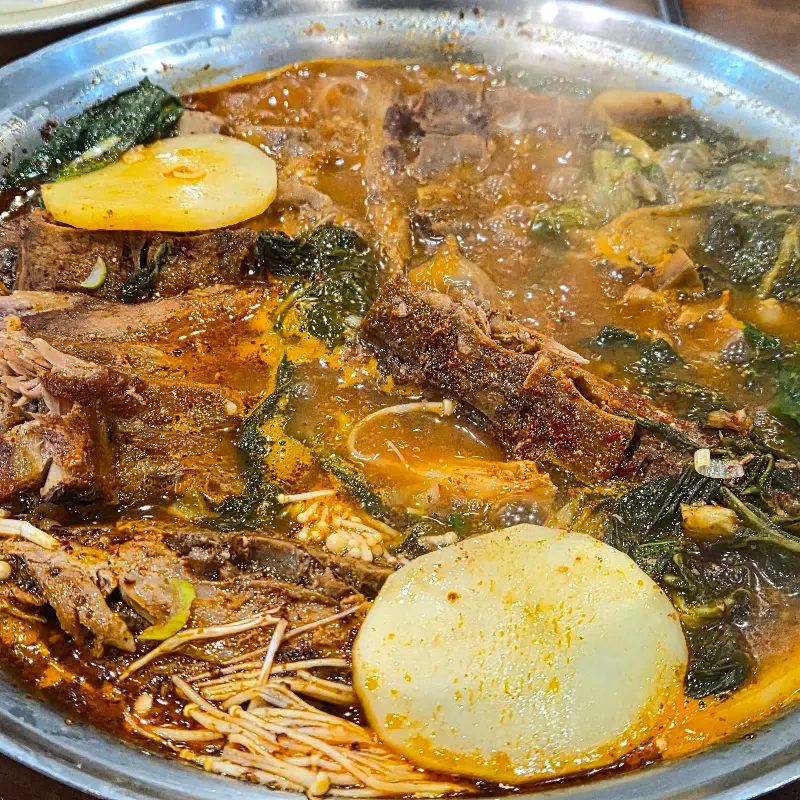 청기와뼈다귀해장국 감자탕 푸짐한 비주얼