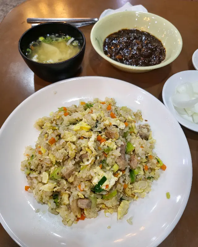 고슬고슬하게 볶아진 삼선볶음밥