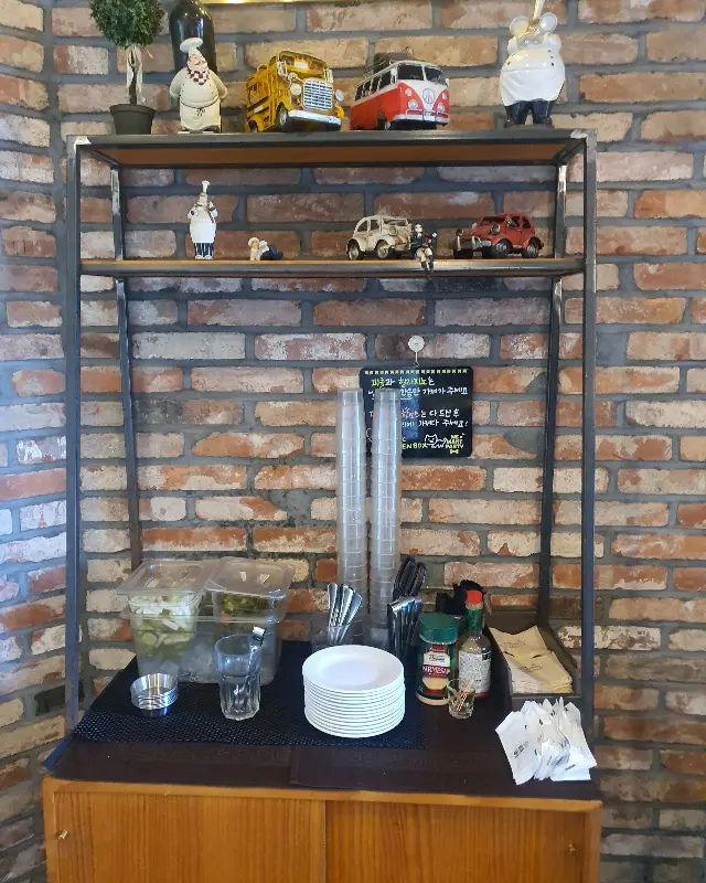 다양한 소품들이 진열된 선반
