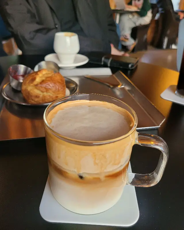 아이스 아메리카노와 약과 스콘