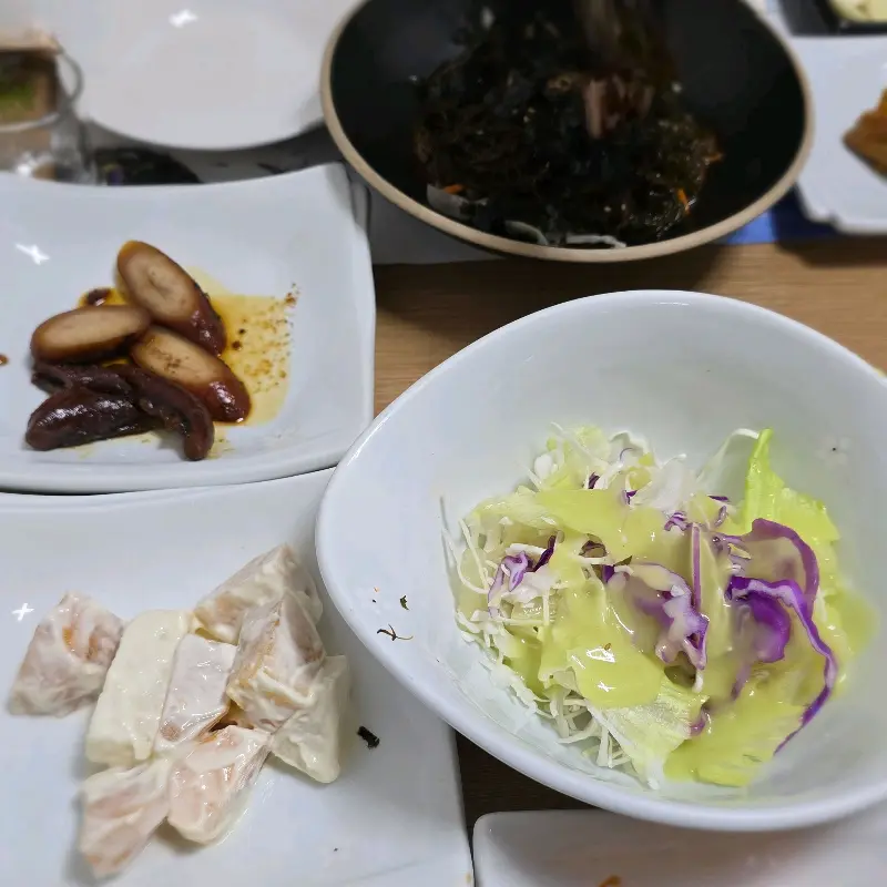 다채로운 밑반찬의 향연