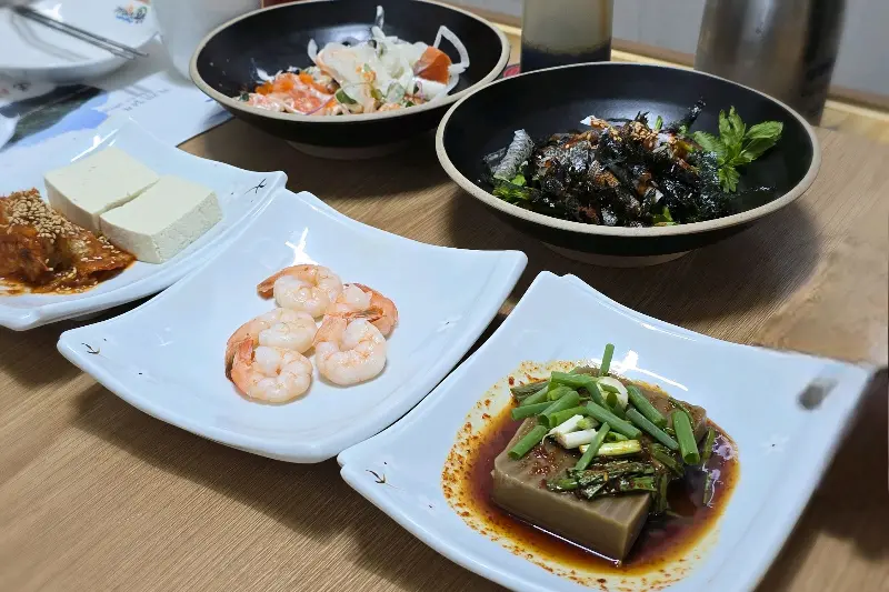 정갈하게 차려진 밑반찬들