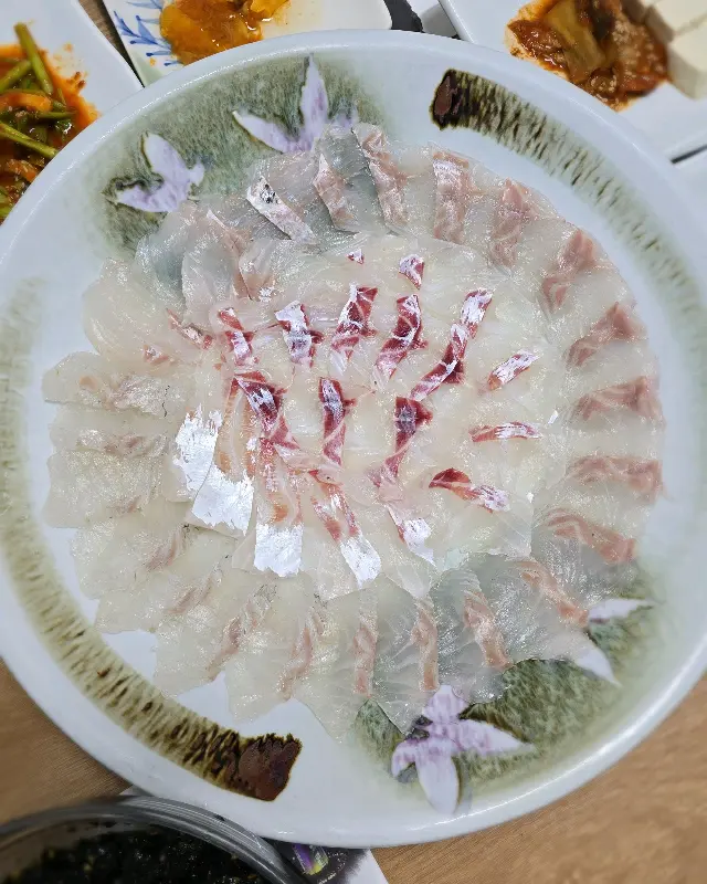 보기만 해도 신선함이 느껴지는 농어회