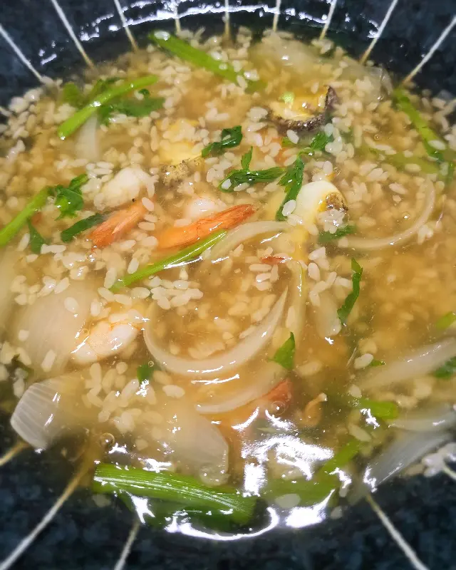 해산물이 듬뿍 들어간 덮밥