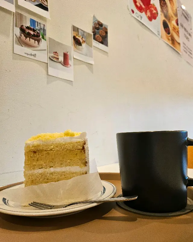 케이크와 커피 한 잔의 여유