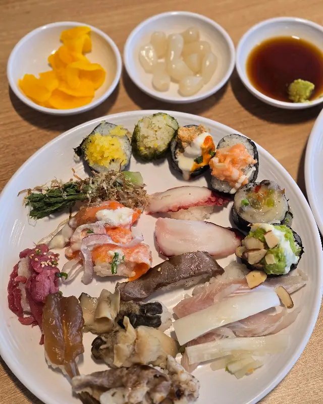 접시에 담겨 있는 다양한 초밥의 모습