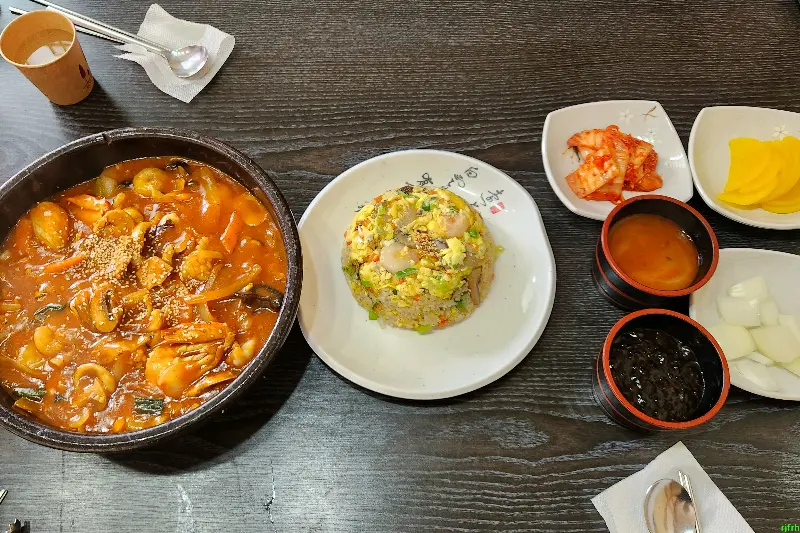 차돌짬뽕과 새우볶음밥 한상차림