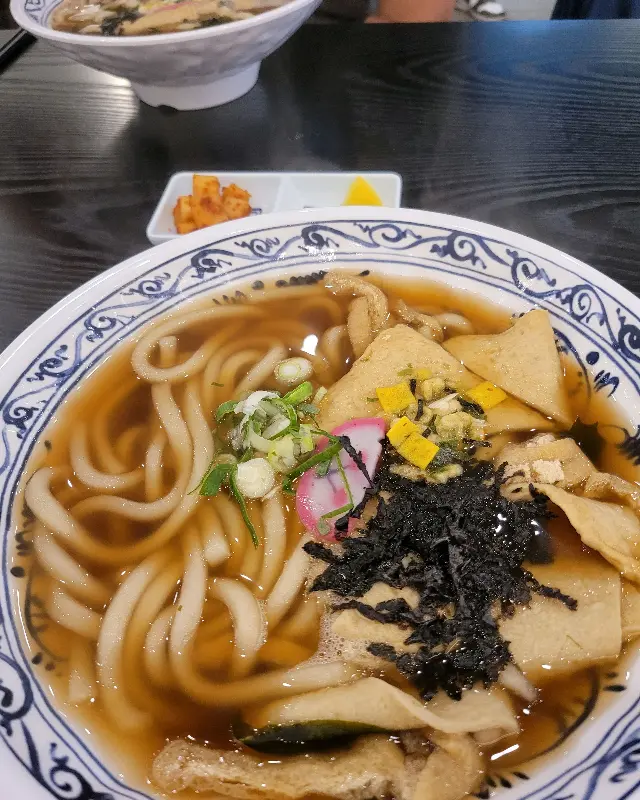 기본 반찬과 우동