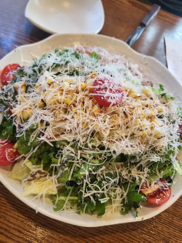 신선한 채소가 듬뿍 들어간 샐러드 돈까스