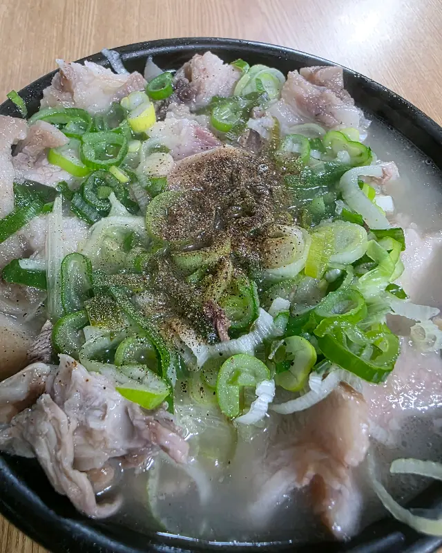 고기 가득한 돼지국밥
