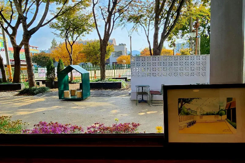 서사 창밖으로 보이는 풍경