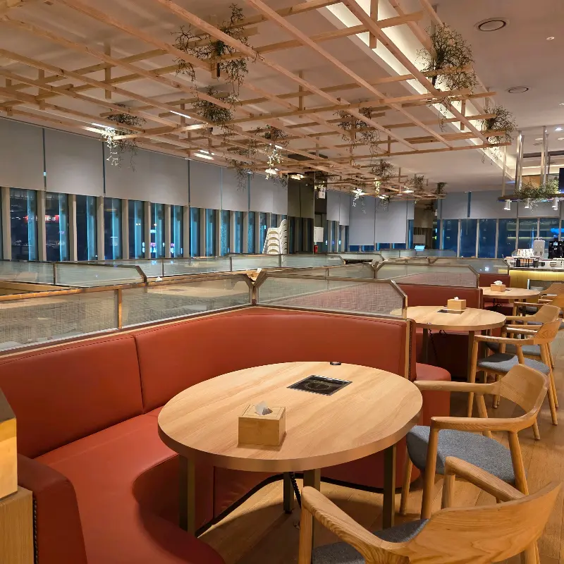 넓고 테이블 간 간격이 넓은 홀 내부의 모습