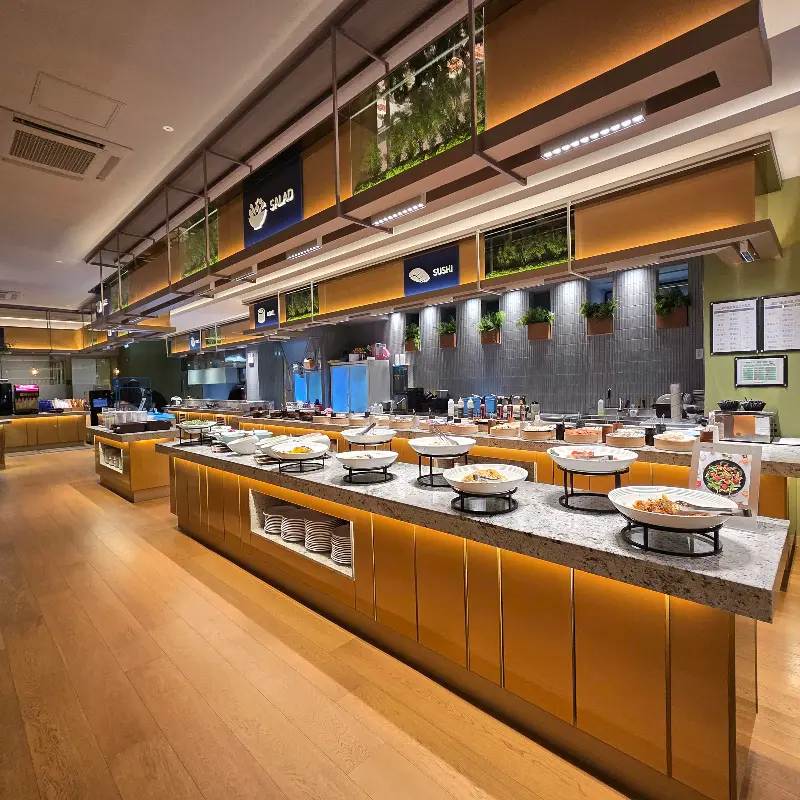 음식 코너가 깔끔하게 정돈되어 있는 모습