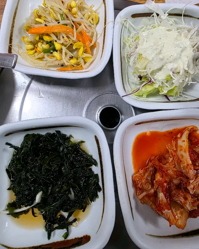 정갈하게 차려진 밑반찬