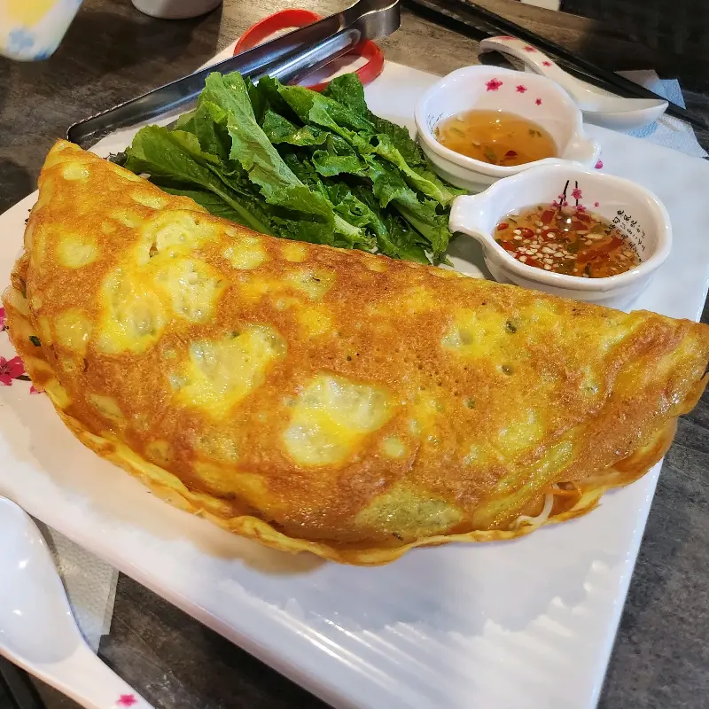 접시를 가득 채운 커다란 반쎄오의 모습