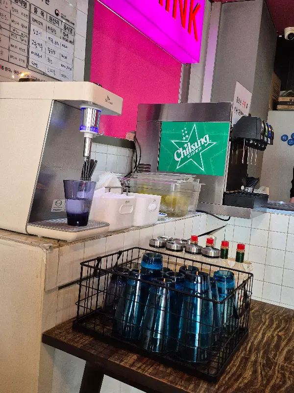 청결하게 관리된 음료 디스펜서