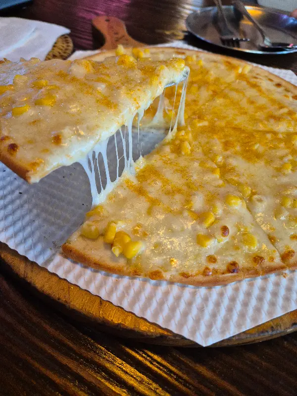 늘어지는 치즈가 예술인 피자