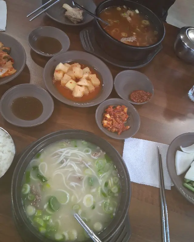 다양한 밑반찬과 함께 즐기는 곰탕